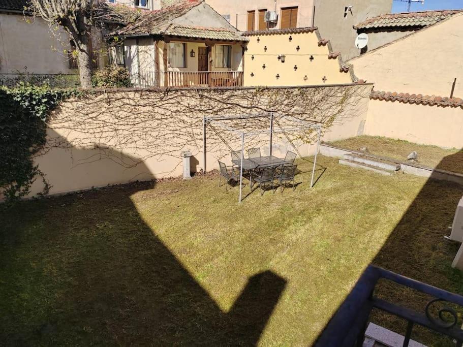 Casa Bajo El Acueducto Con Plaza De Garaje Segóvia Exterior foto